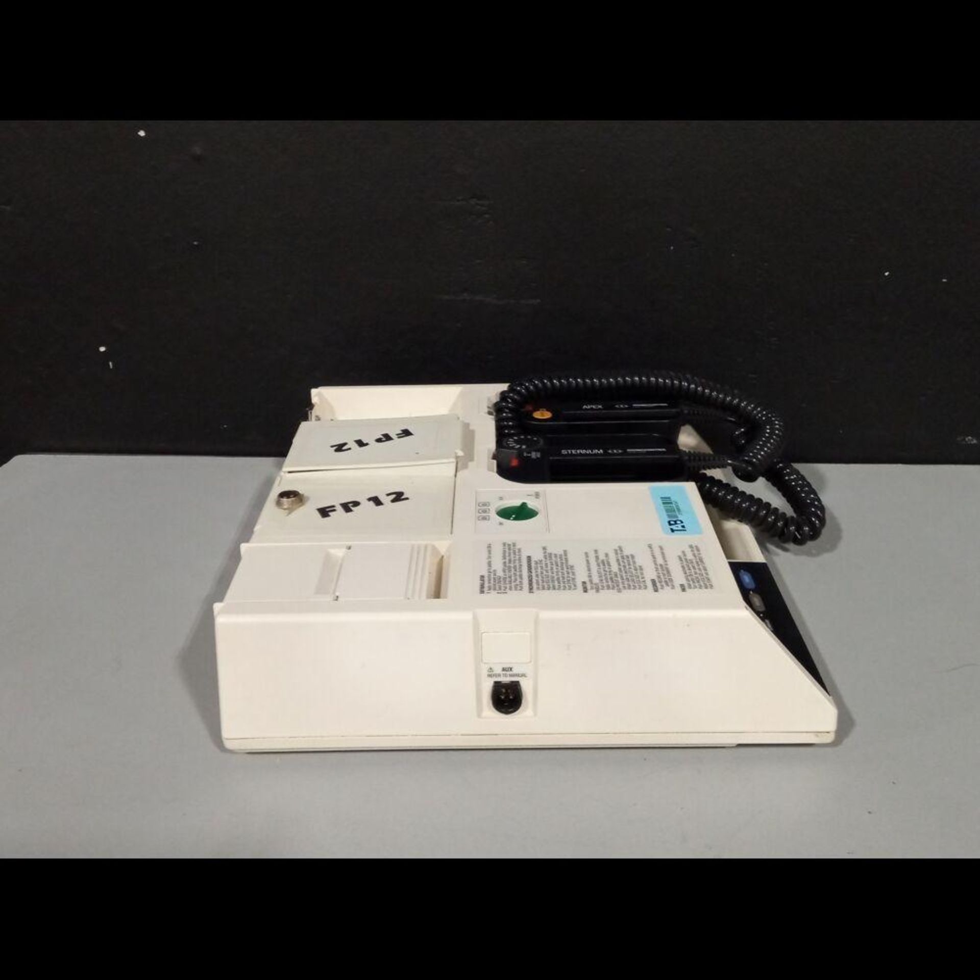 PHYSIO-CONTROL LIFEPAK 10 DEFIBRILLATOR WITH ECG, PADDLES, 2 BATTERIES - Image 4 of 4