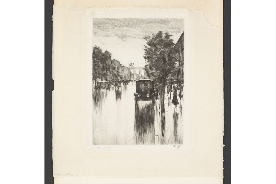 Lesser Ury. „Kraftdroschke im Regen am Brandenburger Tor“. Um 1920 - Bild 2 aus 3