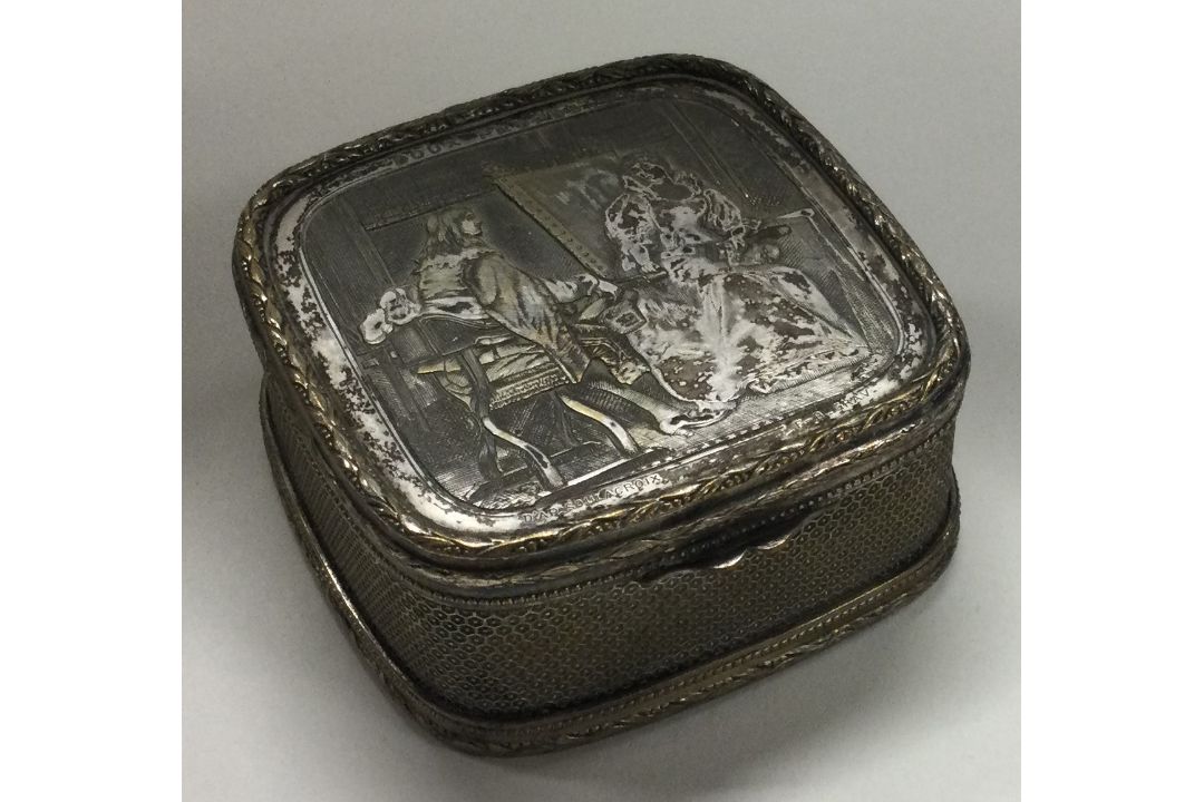 A French silver plated snuff box engraved with scenes. Circa 1800. - Image 1 of 2