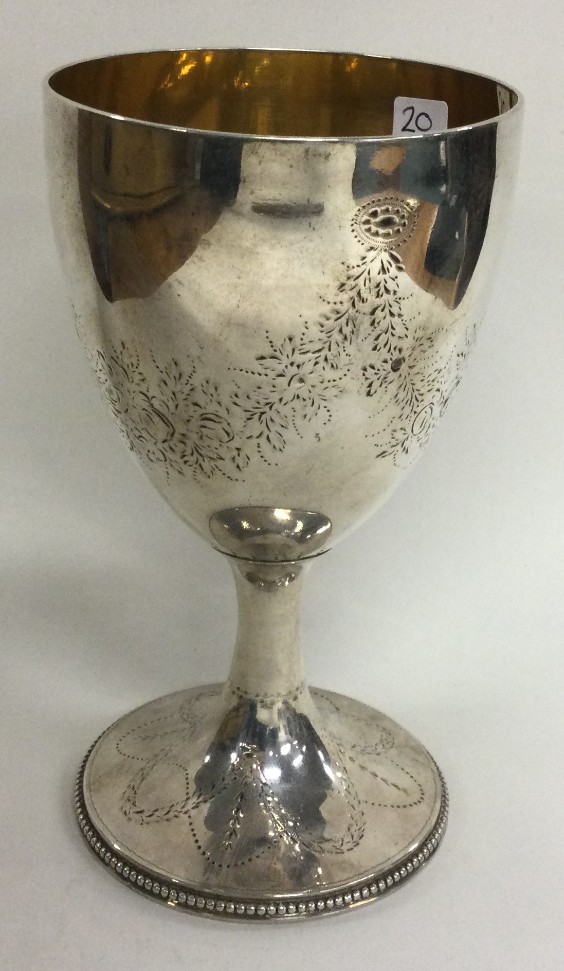 A heavy Georgian silver goblet engraved with flowers. Incuse mark. London 1785. - Image 2 of 2