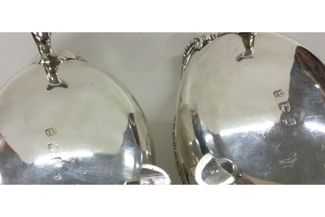 A good heavy pair of Georgian silver sauce boats with central armorials. London 1767. - Image 3 of 3