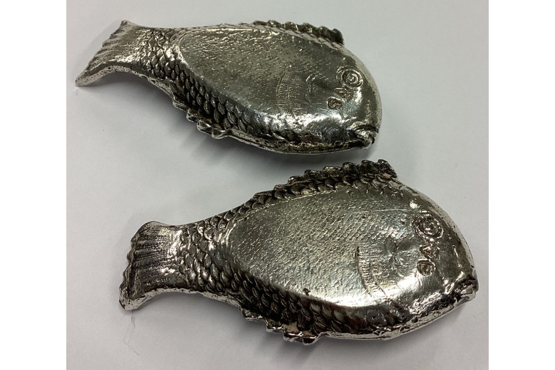 A rare fine pair of Naturalistic 19th Century silver salts in the form of fish. - Image 2 of 2
