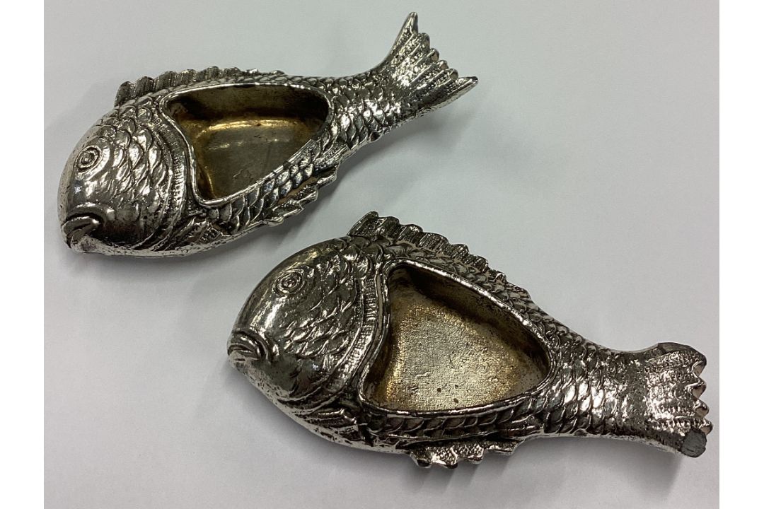 A rare fine pair of Naturalistic 19th Century silver salts in the form of fish. - Image 1 of 2
