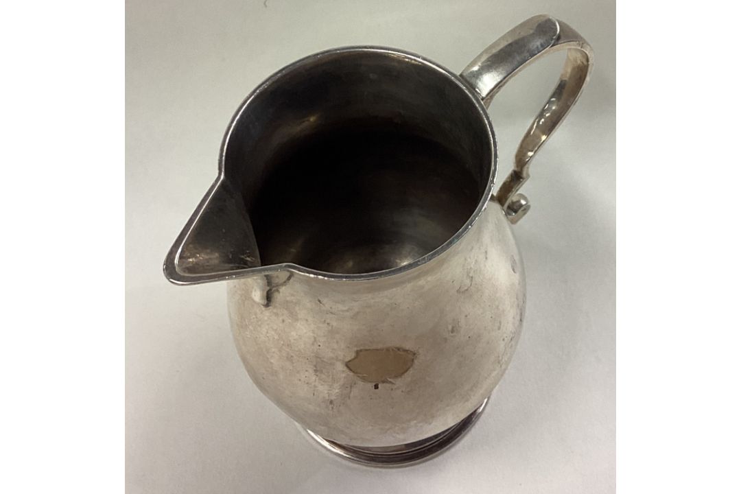 A good heavy silver cream jug in the Georgian style. - Image 2 of 3