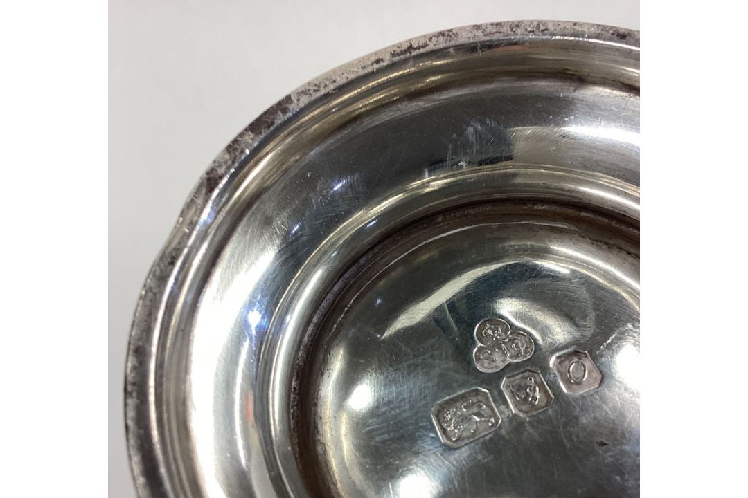 A good heavy silver cream jug in the Georgian style. - Image 3 of 3