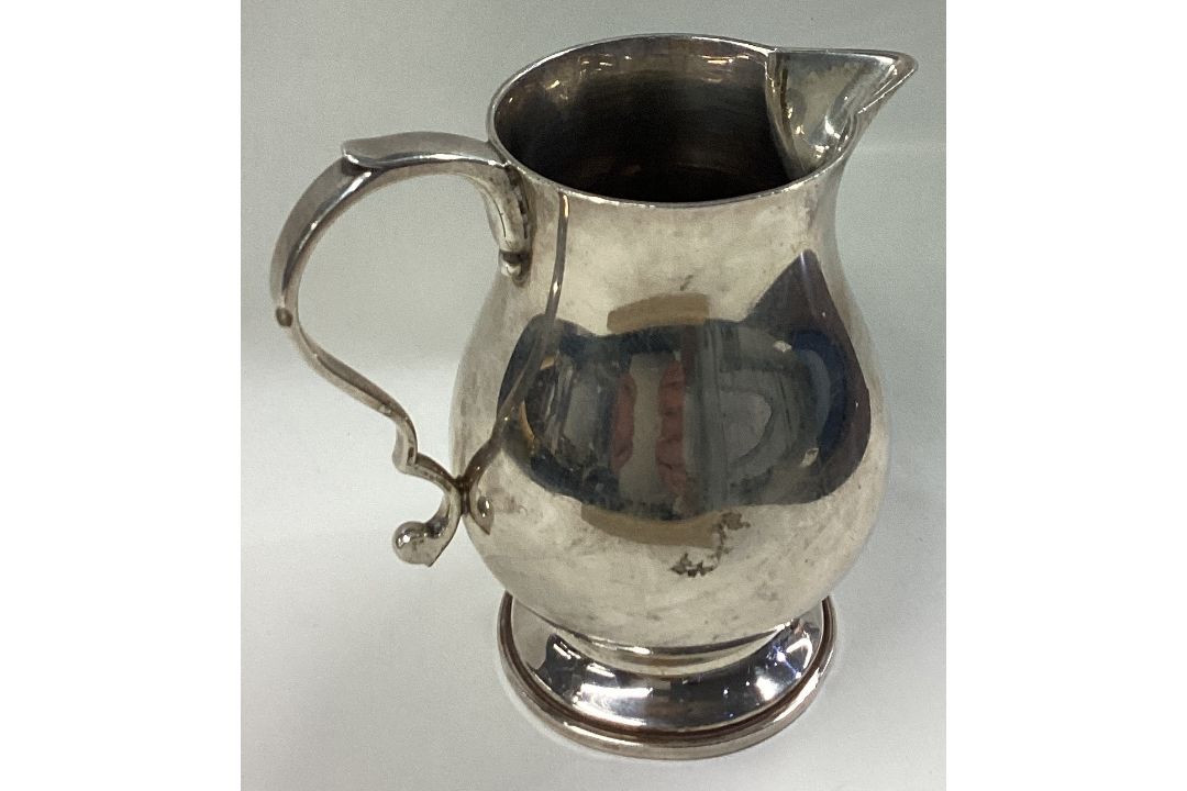 A good heavy silver cream jug in the Georgian style. - Image 1 of 3