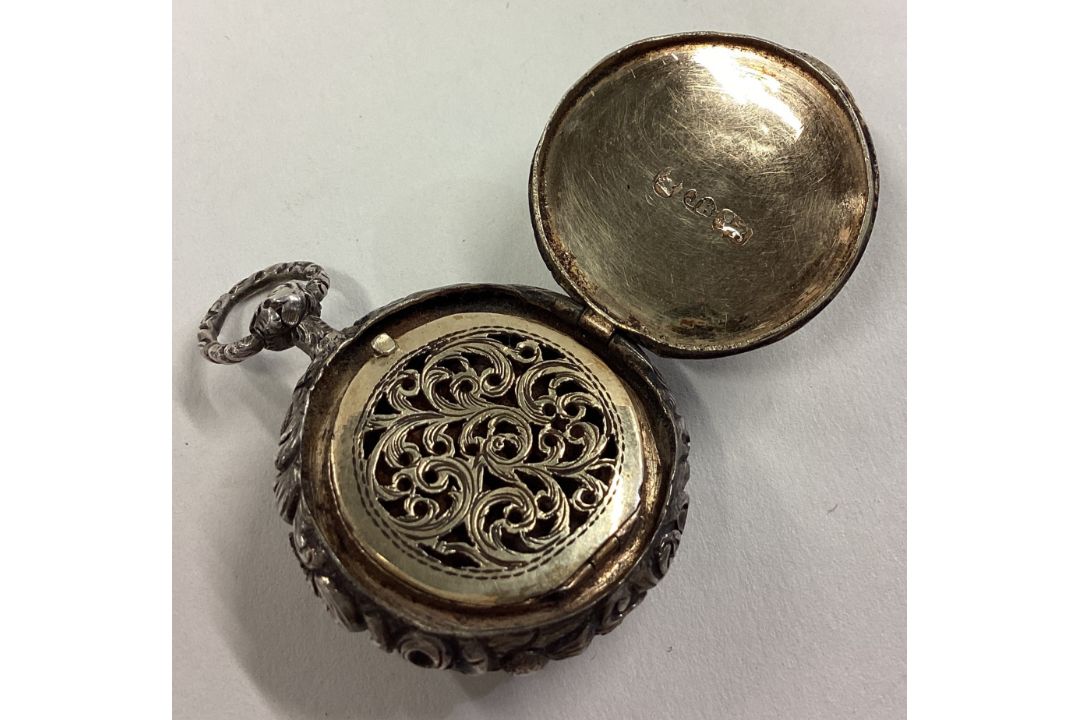 A good quality circular Georgian silver vinaigrette with chased decoration. - Image 2 of 2