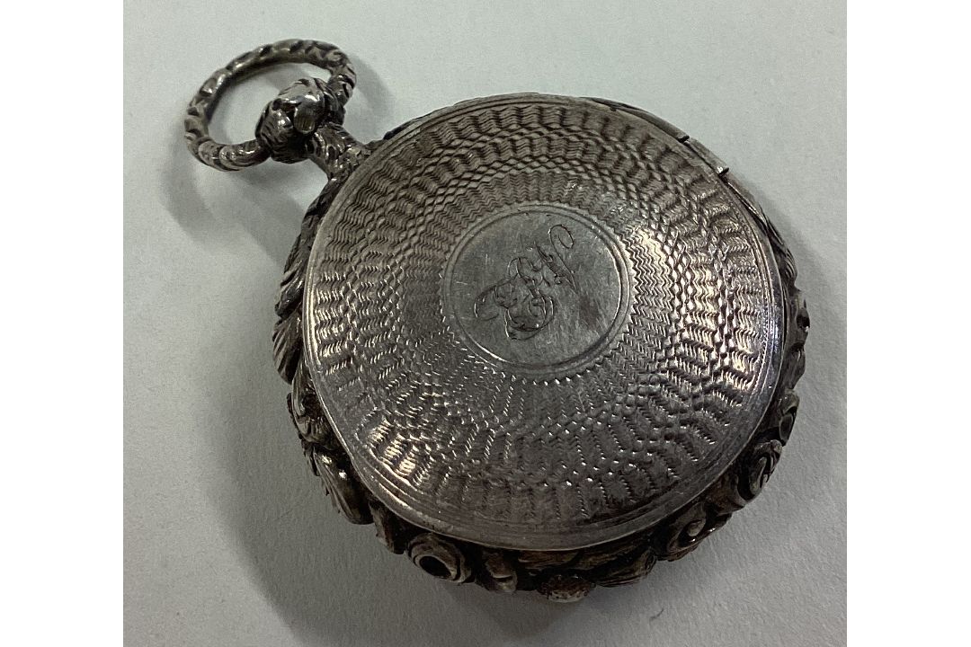 A good quality circular Georgian silver vinaigrette with chased decoration. - Image 1 of 2