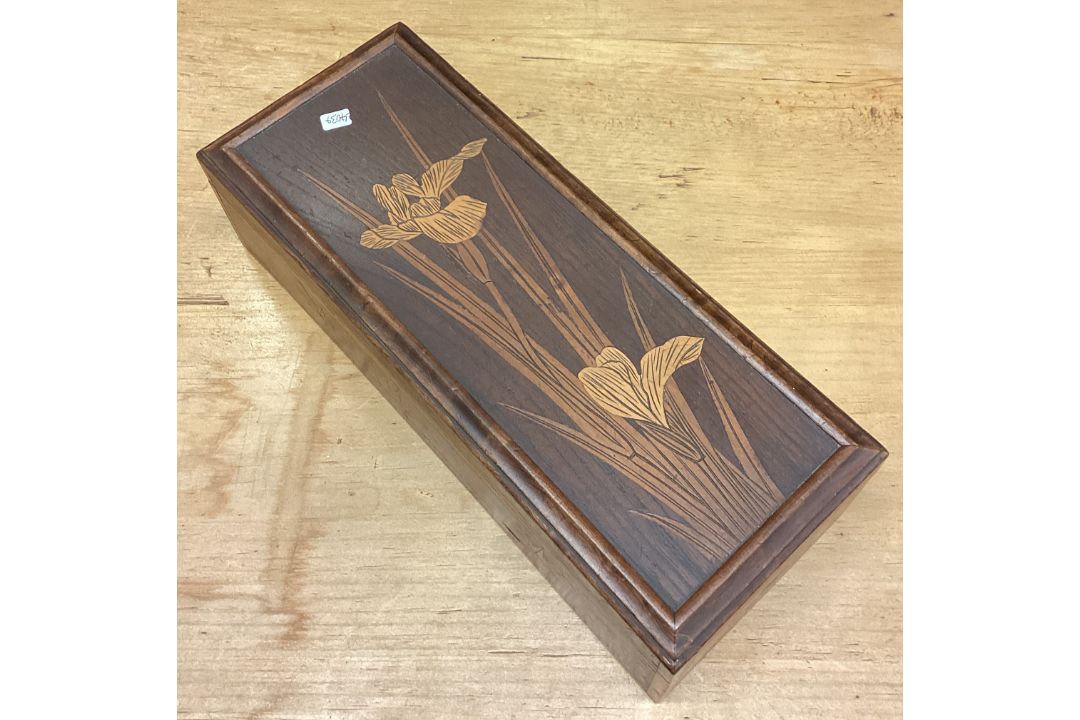 A Japanese inlaid caddy with inscription to interior. - Image 1 of 4