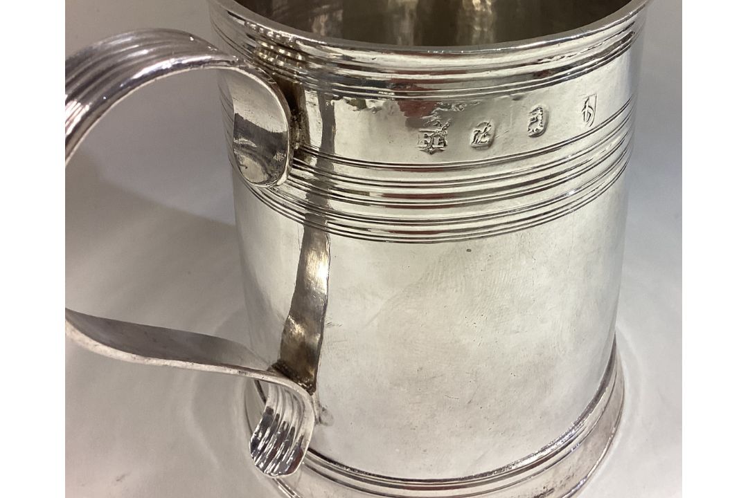 A Queen Anne Britannia Standard silver mug with reeded decoration. - Image 3 of 3