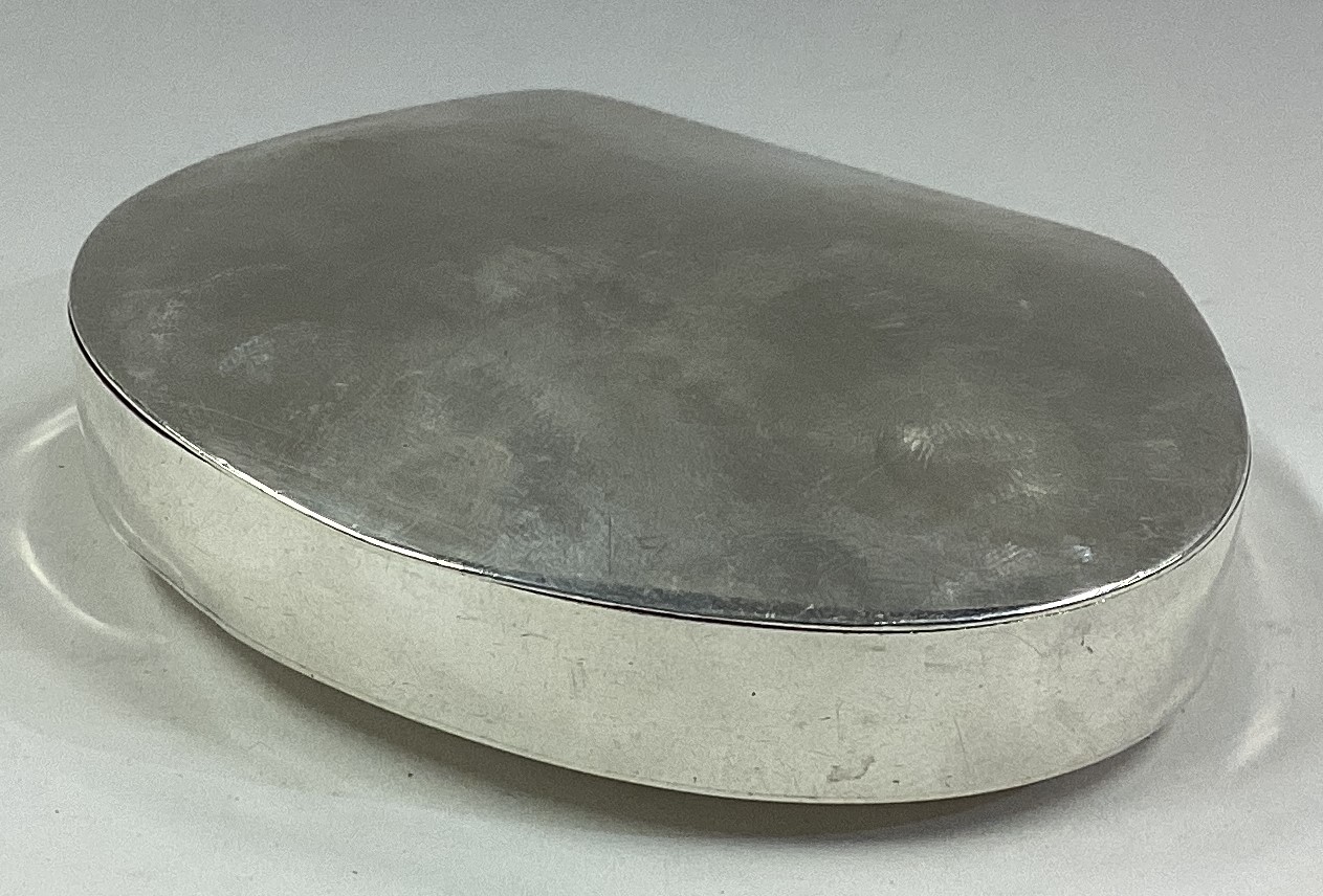 A shaped plain silver snuff box. - Image 2 of 3