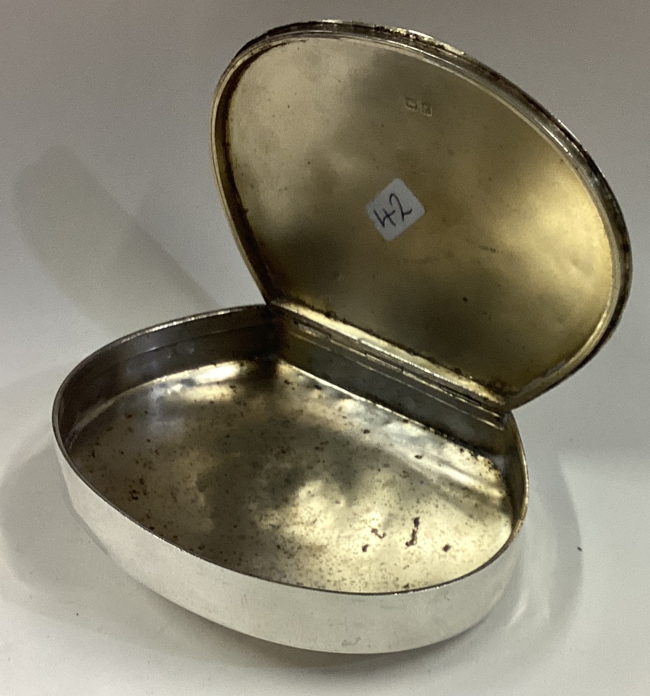 A shaped plain silver snuff box. - Image 3 of 3