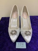 Designer Shoes Ivory In Size 35. Code 174