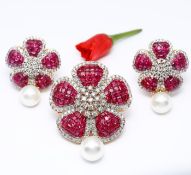 IGI Certified 14 K / 585 Yellow Gold Old Heritage Ruby Earrings and Pendant with Pearl