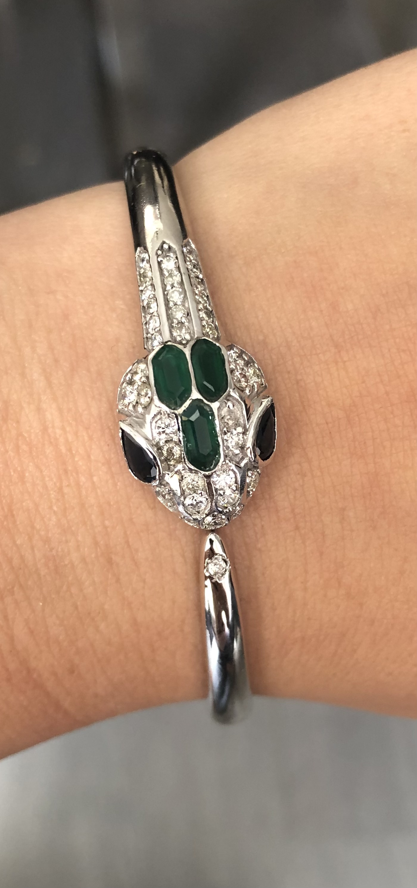 Beautiful Natural Diamond, Blue Sapphire and Green Onyx snake bracelet with 18k white gold - Image 5 of 7