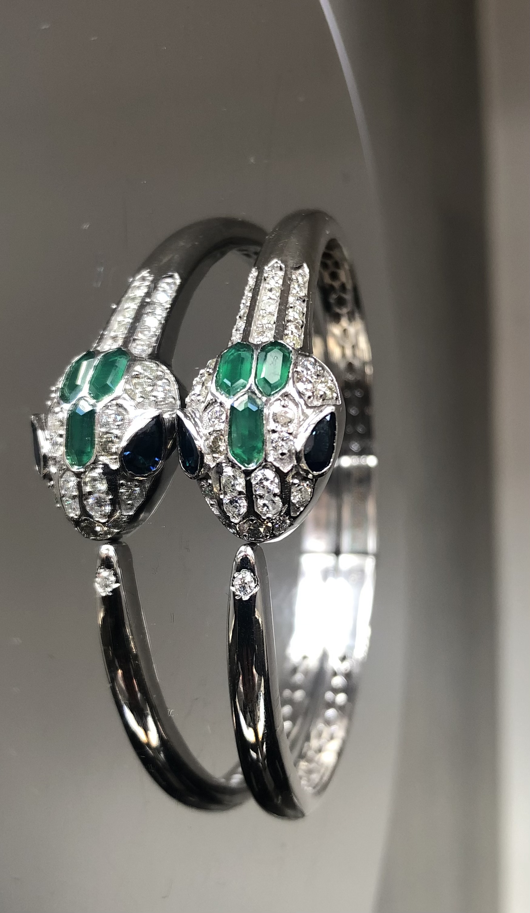 Beautiful Natural Diamond, Blue Sapphire and Green Onyx snake bracelet with 18k white gold - Image 2 of 7