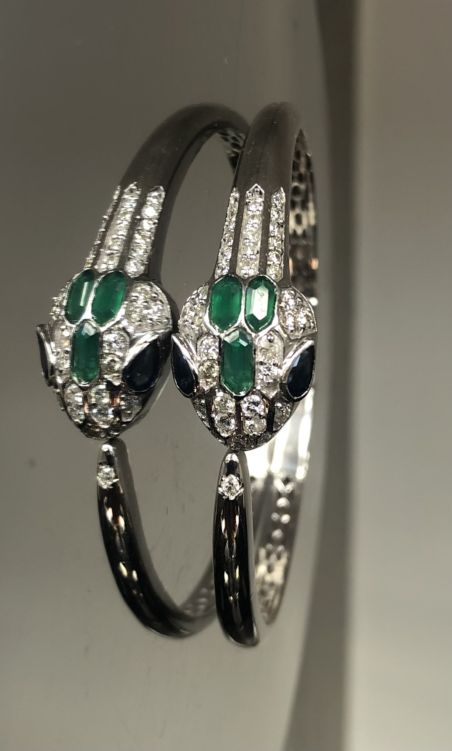 Beautiful Natural Diamond, Blue Sapphire and Green Onyx snake bracelet with 18k white gold - Image 4 of 7