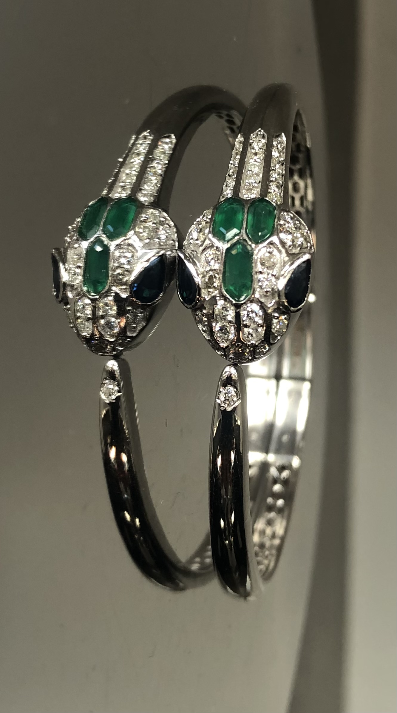 Beautiful Natural Diamond, Blue Sapphire and Green Onyx snake bracelet with 18k white gold - Image 3 of 7