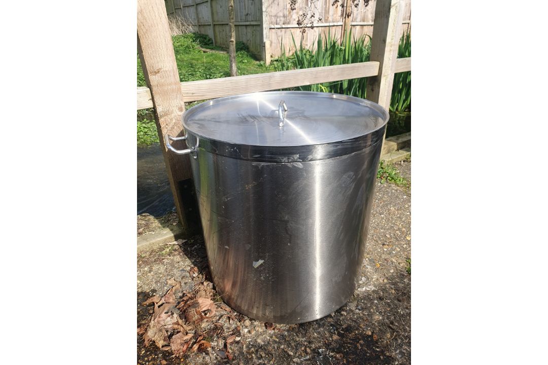 A Set of 5 Large Stainless Steel Pots With Lids. - Image 18 of 18