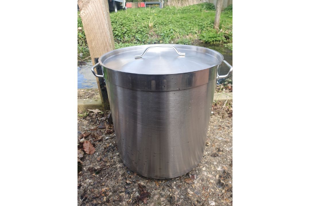 A Set of 5 Large Stainless Steel Pots With Lids. - Image 10 of 18