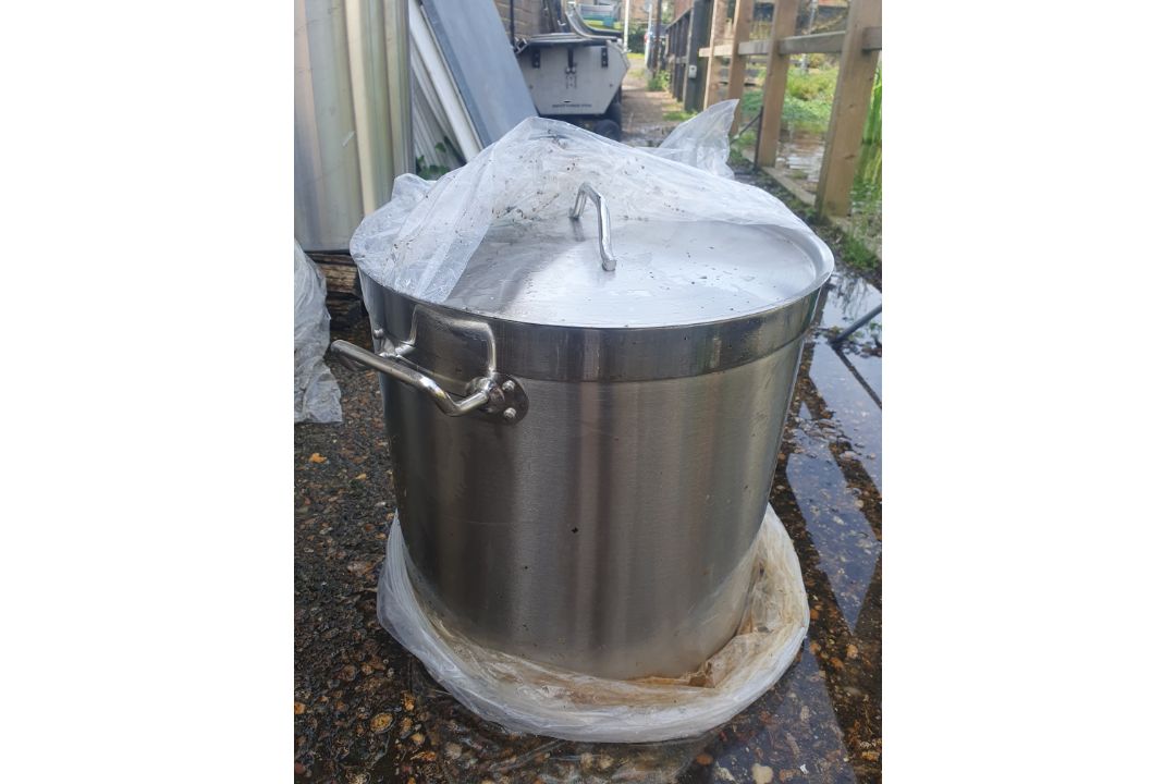A Set of 5 Large Stainless Steel Pots With Lids. - Image 3 of 18