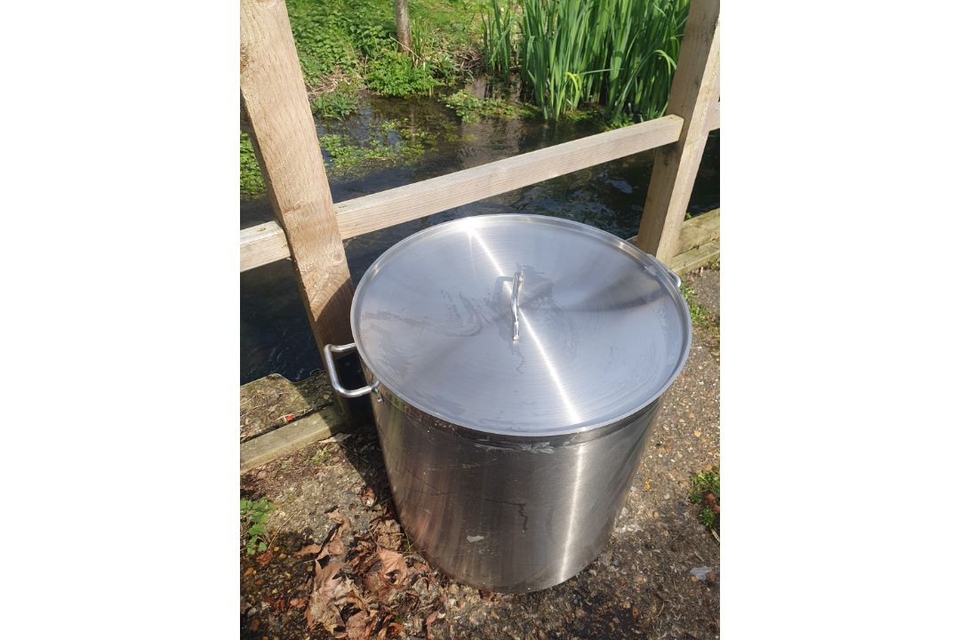 A Set of 5 Large Stainless Steel Pots With Lids. - Image 17 of 18