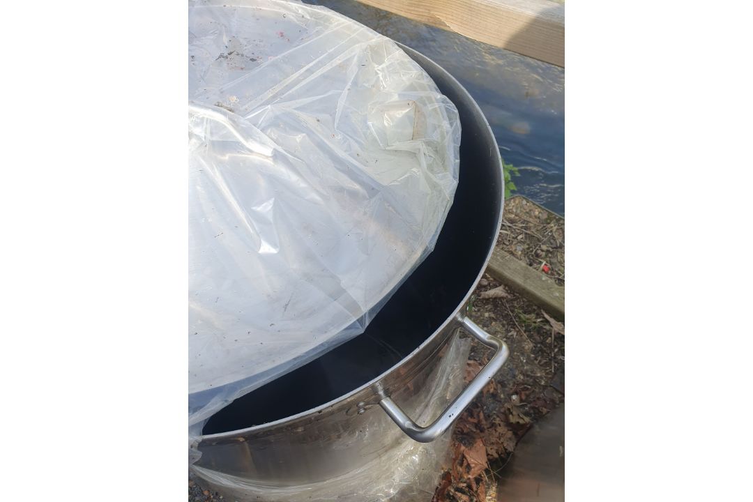 A Set of 5 Large Stainless Steel Pots With Lids. - Image 13 of 18