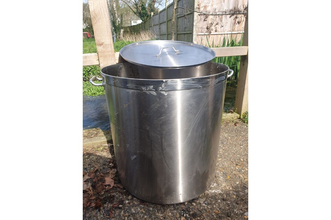 A Set of 5 Large Stainless Steel Pots With Lids. - Image 16 of 18
