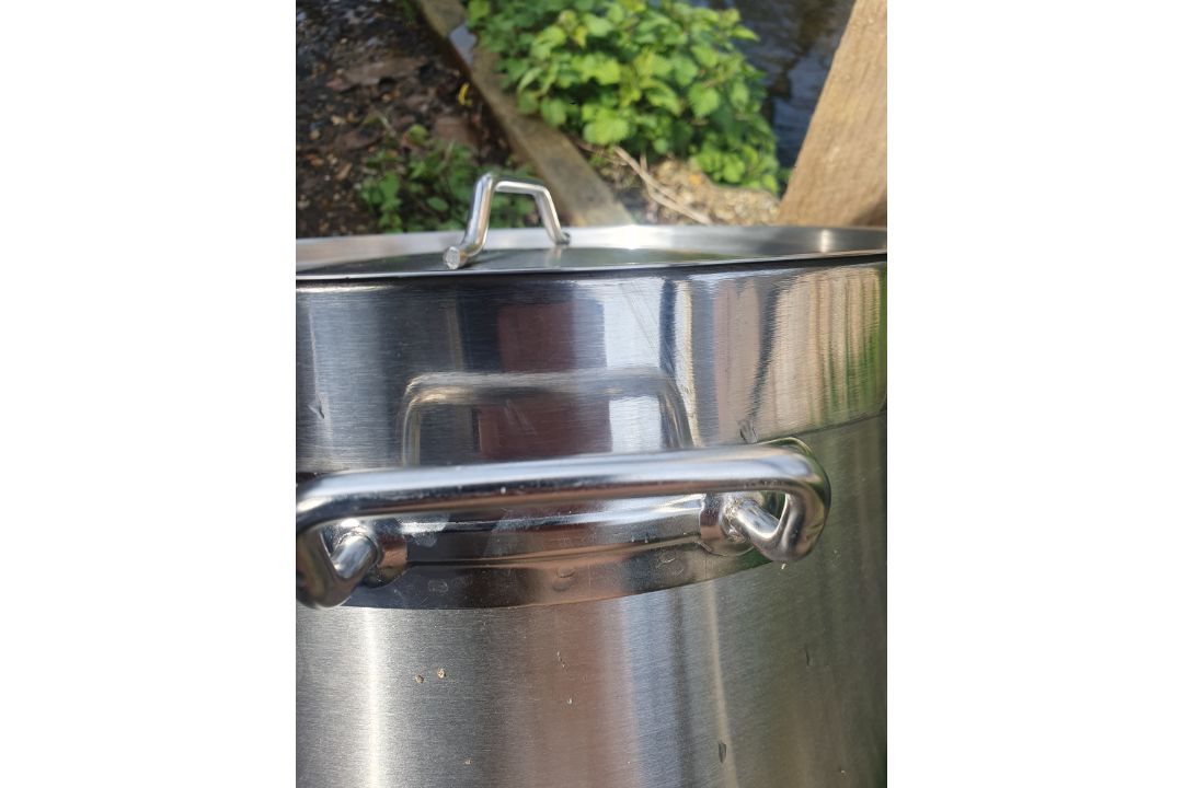 A Set of 5 Large Stainless Steel Pots With Lids. - Image 7 of 18
