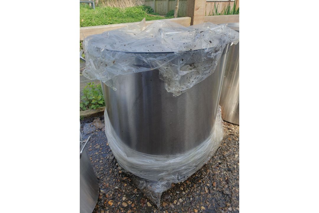 A Set of 5 Large Stainless Steel Pots With Lids. - Image 15 of 18