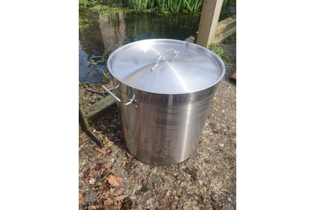 A Set of 5 Large Stainless Steel Pots With Lids. - Image 9 of 18