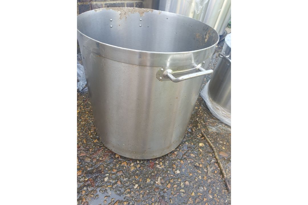 A Set of 5 Large Stainless Steel Pots With Lids. - Image 1 of 18
