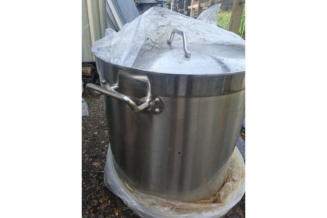 A Set of 5 Large Stainless Steel Pots With Lids. - Image 6 of 18