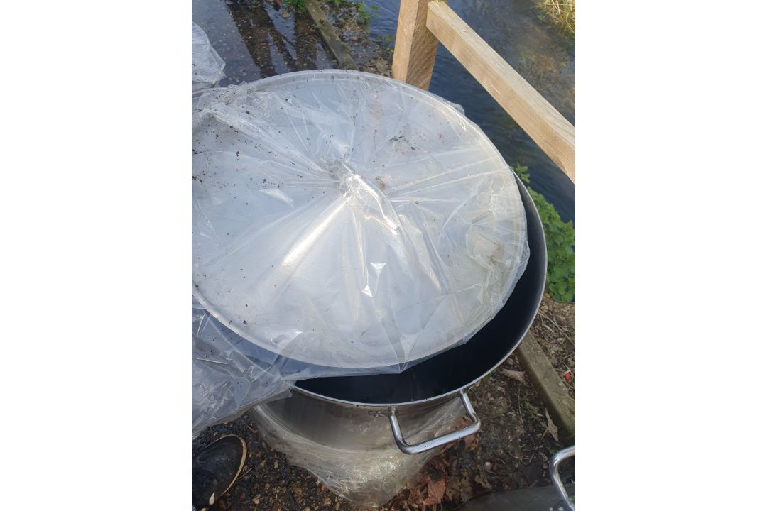 A Set of 5 Large Stainless Steel Pots With Lids. - Image 12 of 18