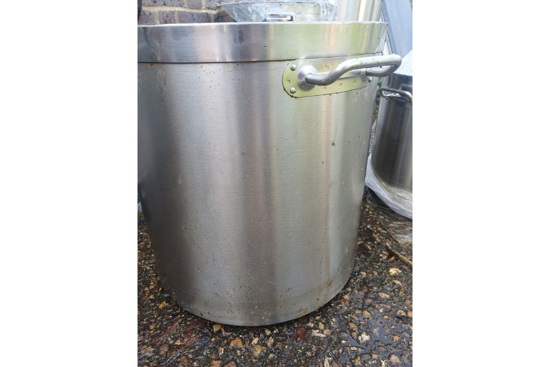 A Set of 5 Large Stainless Steel Pots With Lids. - Image 2 of 18