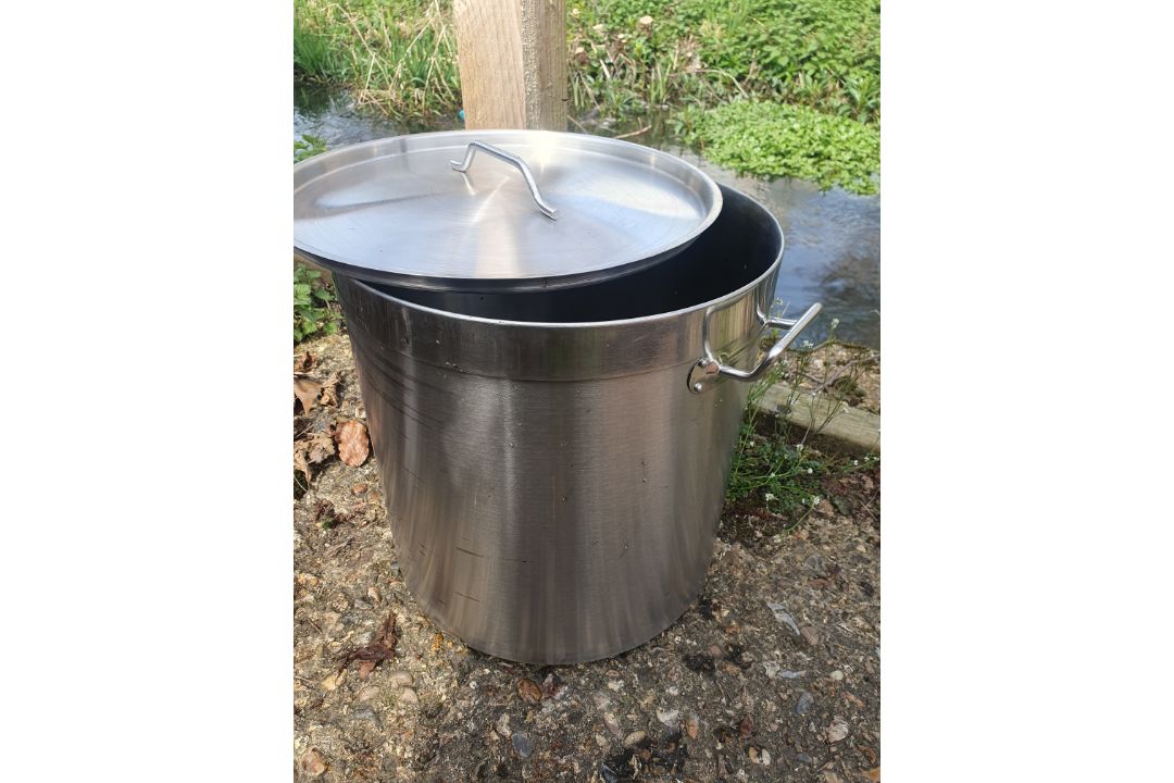 A Set of 5 Large Stainless Steel Pots With Lids. - Image 8 of 18
