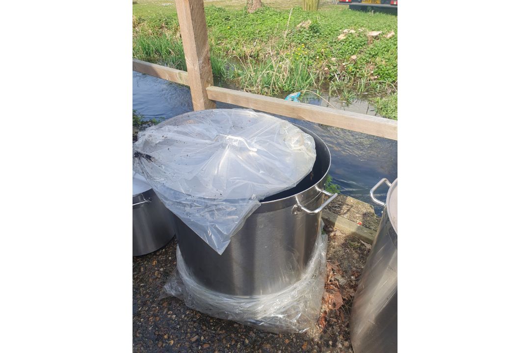 A Set of 5 Large Stainless Steel Pots With Lids. - Image 11 of 18