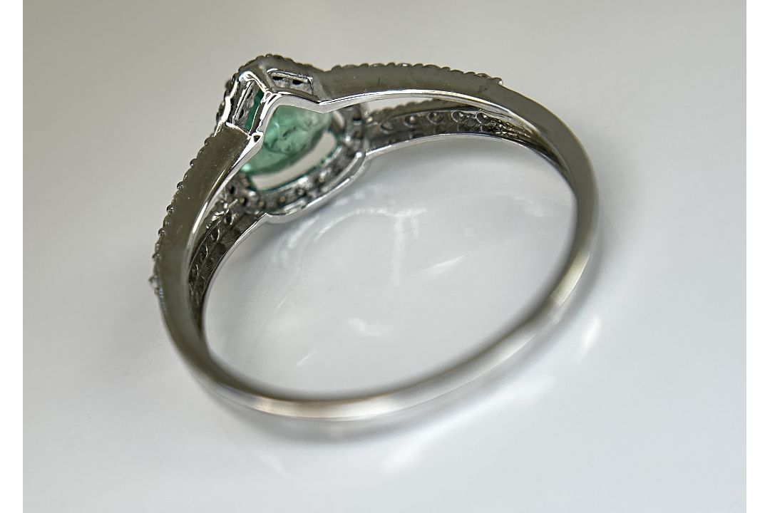 Beautiful Natural Emerald 0.66 CT With Natural Diamonds & 18k Gold - Image 5 of 10