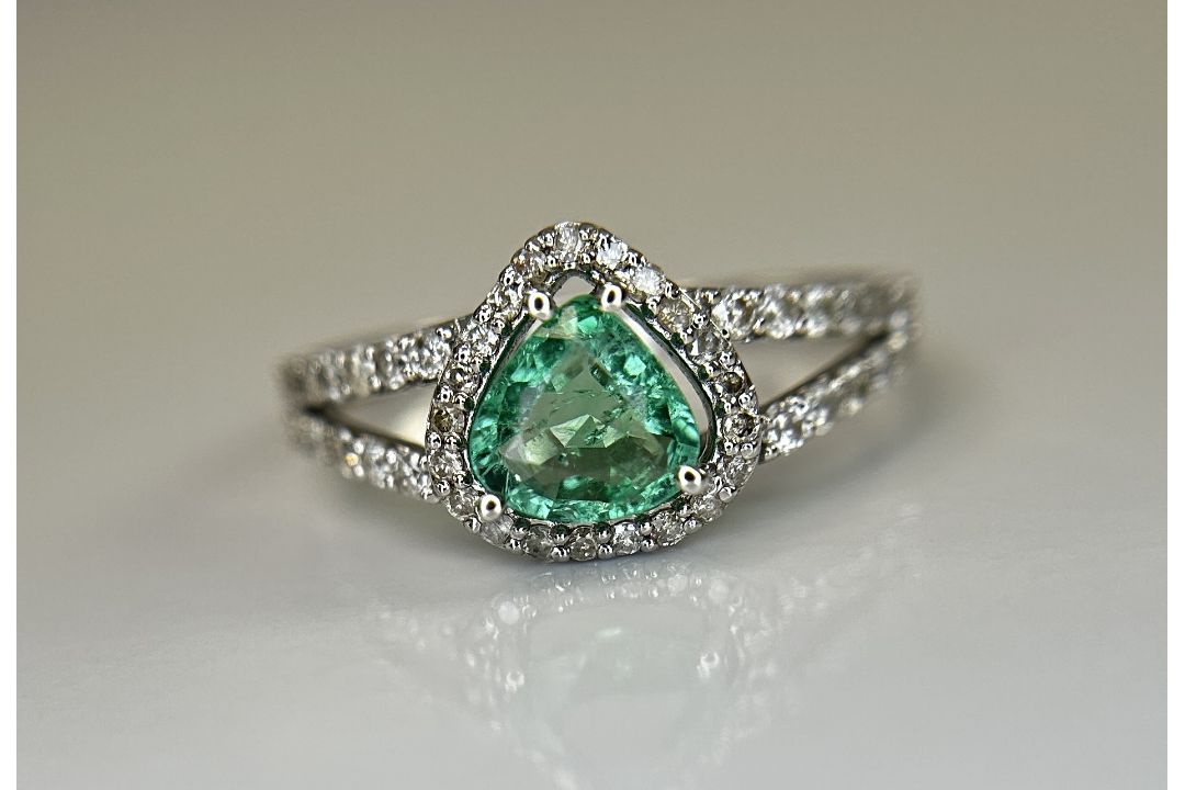 Beautiful Natural Emerald 0.66 CT With Natural Diamonds & 18k Gold - Image 8 of 10