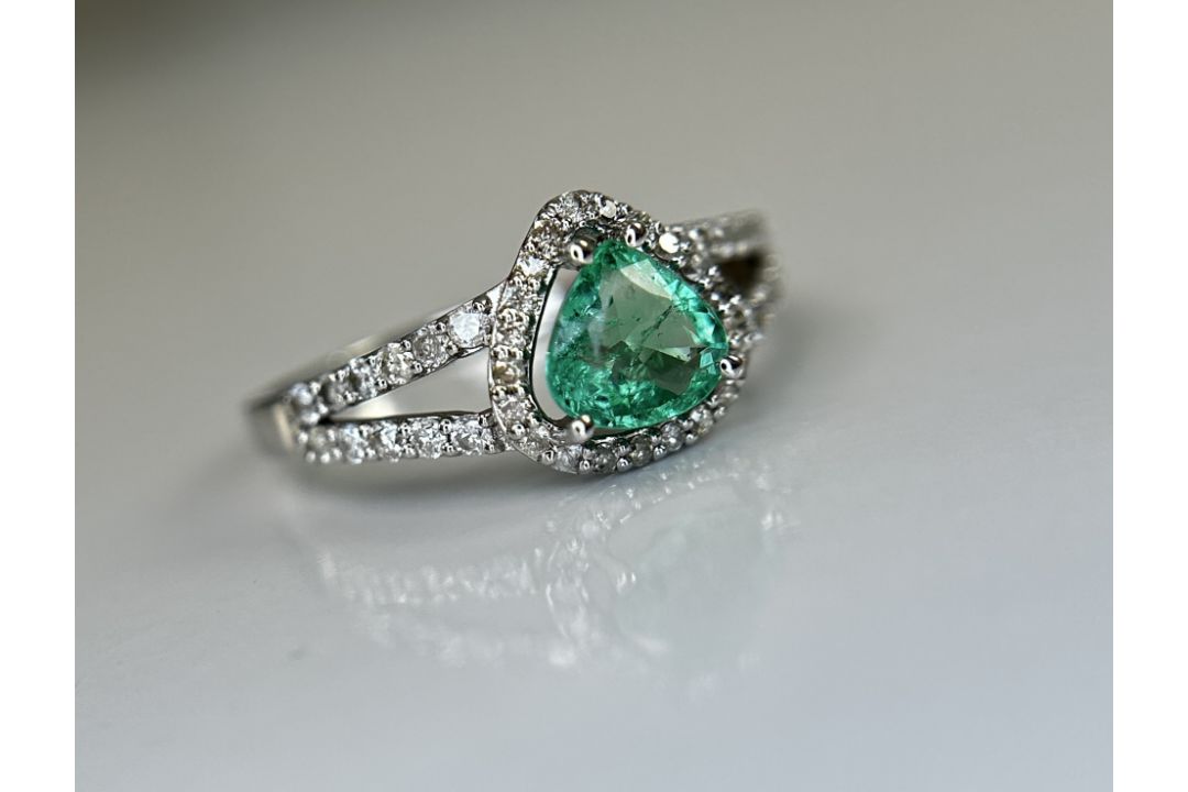 Beautiful Natural Emerald 0.66 CT With Natural Diamonds & 18k Gold - Image 7 of 10