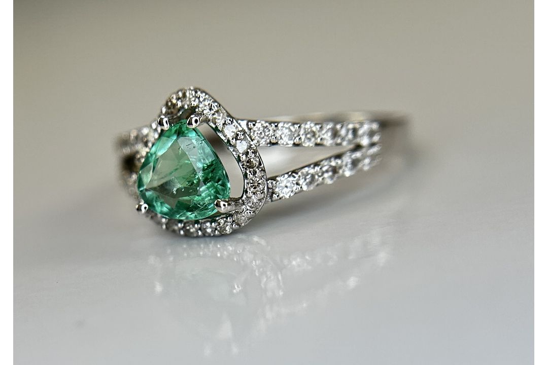 Beautiful Natural Emerald 0.66 CT With Natural Diamonds & 18k Gold - Image 3 of 10