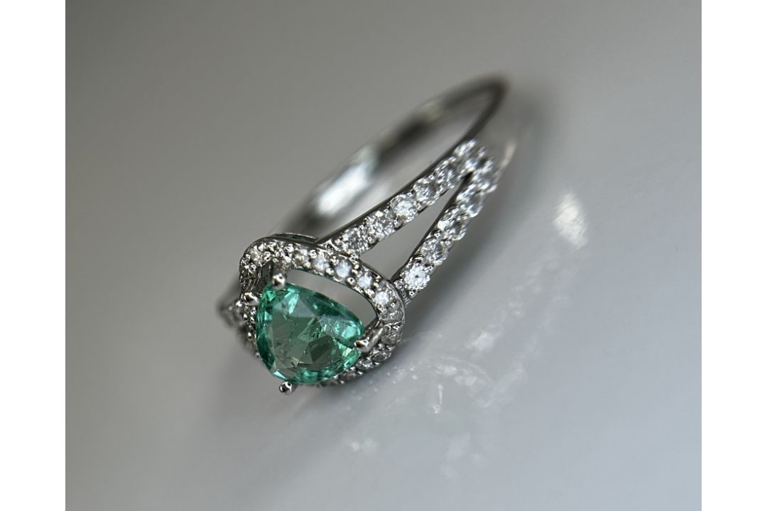 Beautiful Natural Emerald 0.66 CT With Natural Diamonds & 18k Gold - Image 9 of 10