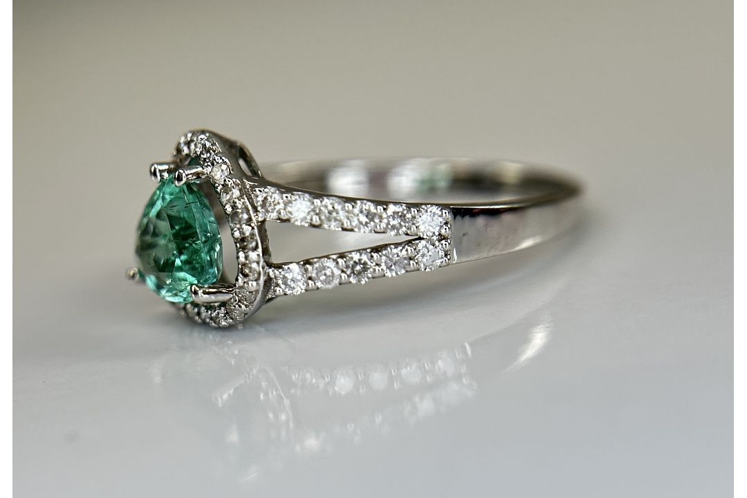 Beautiful Natural Emerald 0.66 CT With Natural Diamonds & 18k Gold - Image 4 of 10