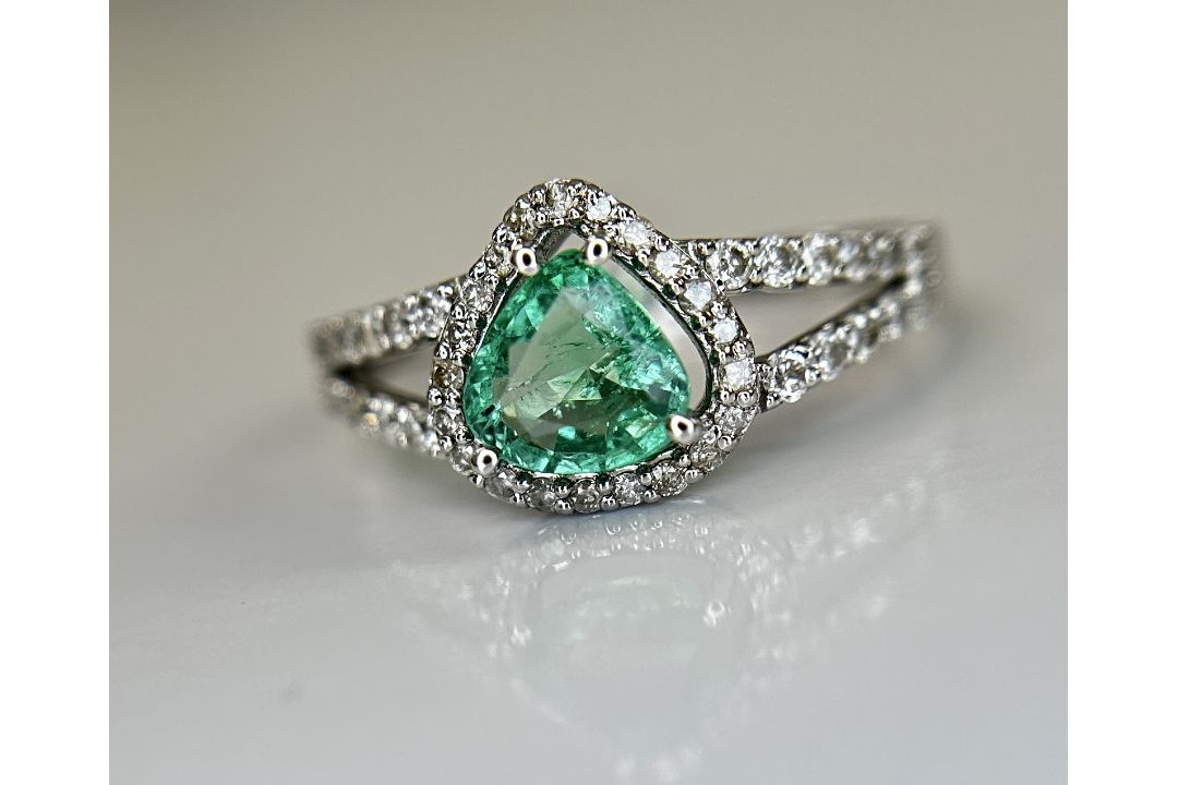 Beautiful Natural Emerald 0.66 CT With Natural Diamonds & 18k Gold - Image 2 of 10