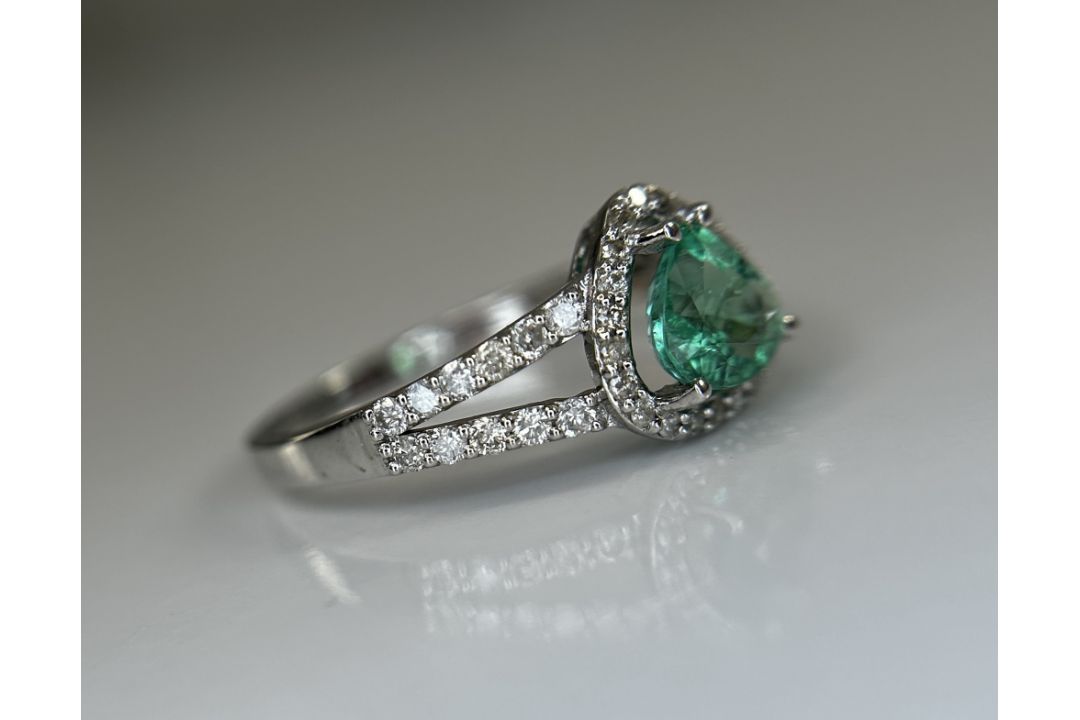 Beautiful Natural Emerald 0.66 CT With Natural Diamonds & 18k Gold - Image 6 of 10