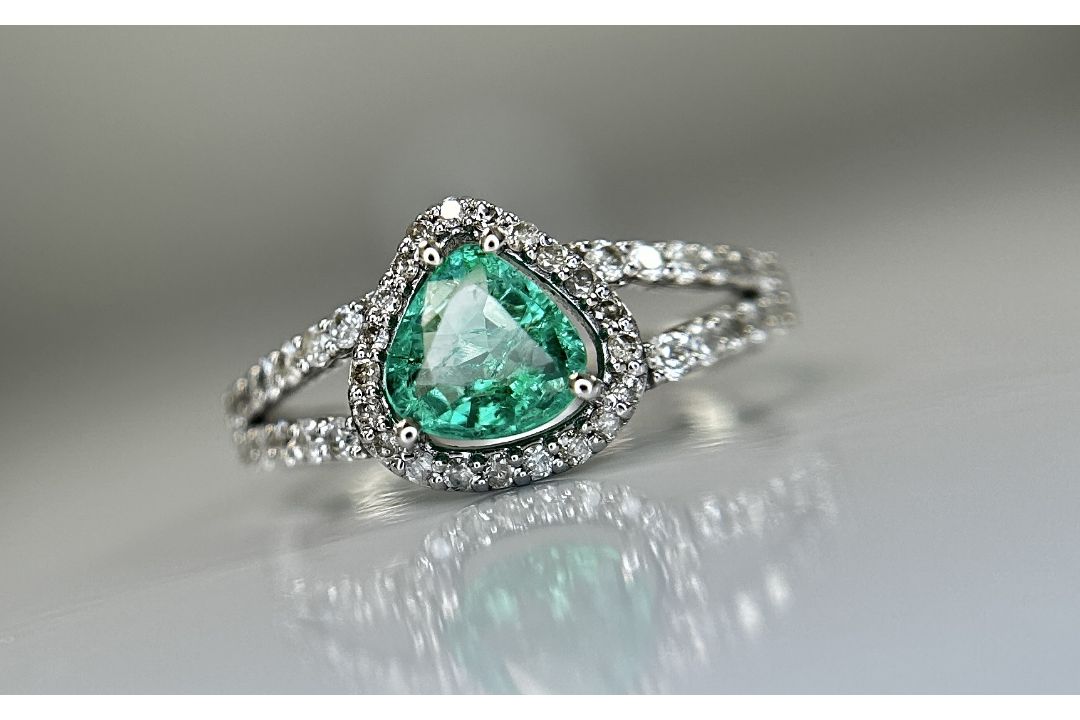 Beautiful Natural Emerald 0.66 CT With Natural Diamonds & 18k Gold - Image 1 of 10