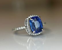 Beautiful 2.65 CT Natural Ceylon Cornflour Blue Sapphire Diamonds & 18k Gold