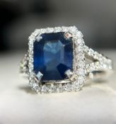 Beautiful 3.50CT Blue Sapphire With Diamonds & 18k White Gold