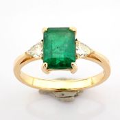 14K Yellow Gold Ring Detailed With Vibrant Emerald and Triangle Diamonds
