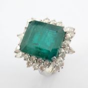 18K White Gold Cluster Ring Detailed With Vibrant Emerald and Pear Cut and Brilliant Diamonds